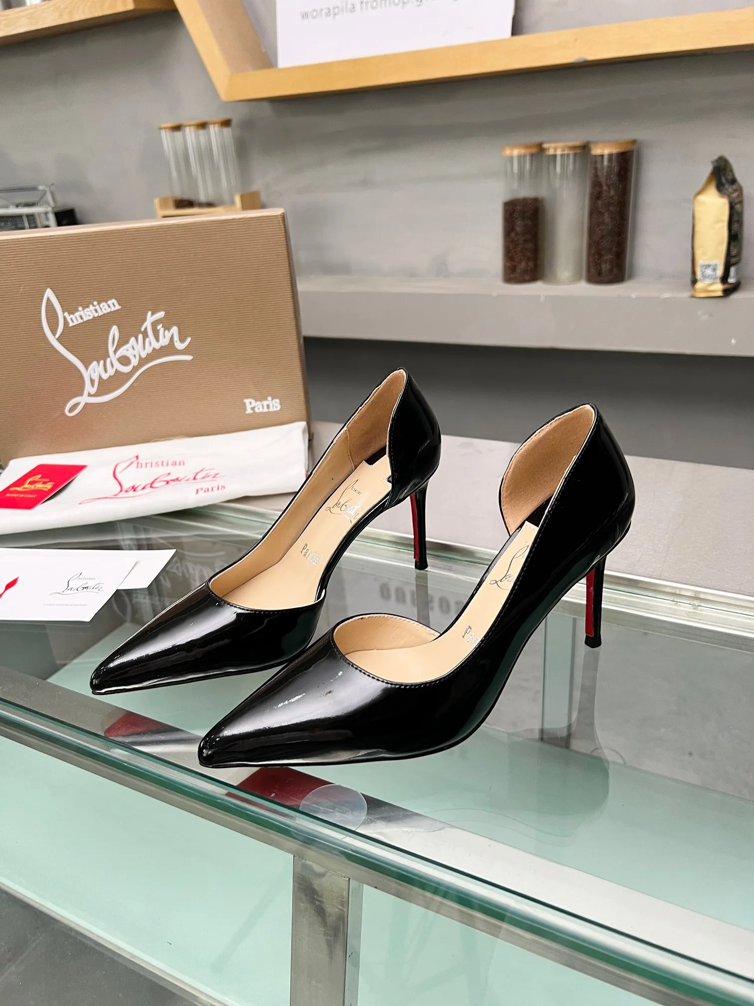 👟👟Ex-factory price 560👟👟 Christian Louboutin CL red-soled shoes‖ Globally limited edition! Blessings from Las Vegas❤ Inspired by the colorful neon of Las Vegas🎆 A century-old classic that will never go off the shelves. Handmade, exquisite craftsmanship❗Collectible work❗ Absolutely eye-catching existence🌟 Classic stiletto fashion shoes, you can't resist them at all. Absolute sexy goddess, releasing invincible femininity. The gorgeous red bottom is like the red carpet that the queen walks on when she ascends to the top. She is full of aura in every minute. Whether in love or in the workplace, she is famous in the end. Extraordinarily fascinating and full of femininity! Suitable for all kinds of gatherings 💎 Undefeated classic, all original models are made to order 🍳Fabrics: cow lacquer/silk/grete 🍳Inner lining: imported soft sheepskin lining feet 🍳Outsole: original genuine leather sole 🍳Heel height: 3cm/8.5cm/10.5cm higher inside the flat bottom 🍳Color: apricot ox lacquer, black ox lacquer, white ox lacquer Black Silk Silver Grete 🍳Size: 35-39 (40/41/42/43 customized, non-refundable) Standard size 🍳Packing: with cloth bag, card